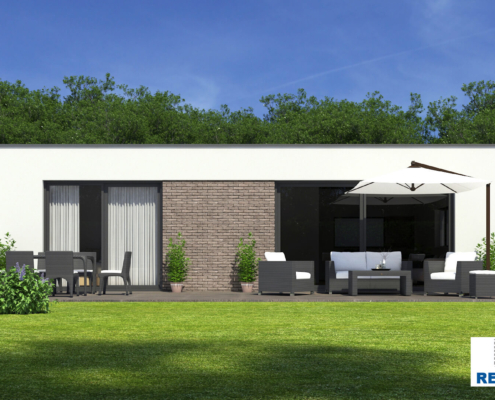 Exterieur van bungalow B161 van Regio-Huis, ontworpen met staalframebouw voor duurzame en efficiënte constructie. Het moderne ontwerp toont een strak uiterlijk met grote ramen en een plat dak, ideaal voor een energiezuinige en comfortabele leefomgeving. 03