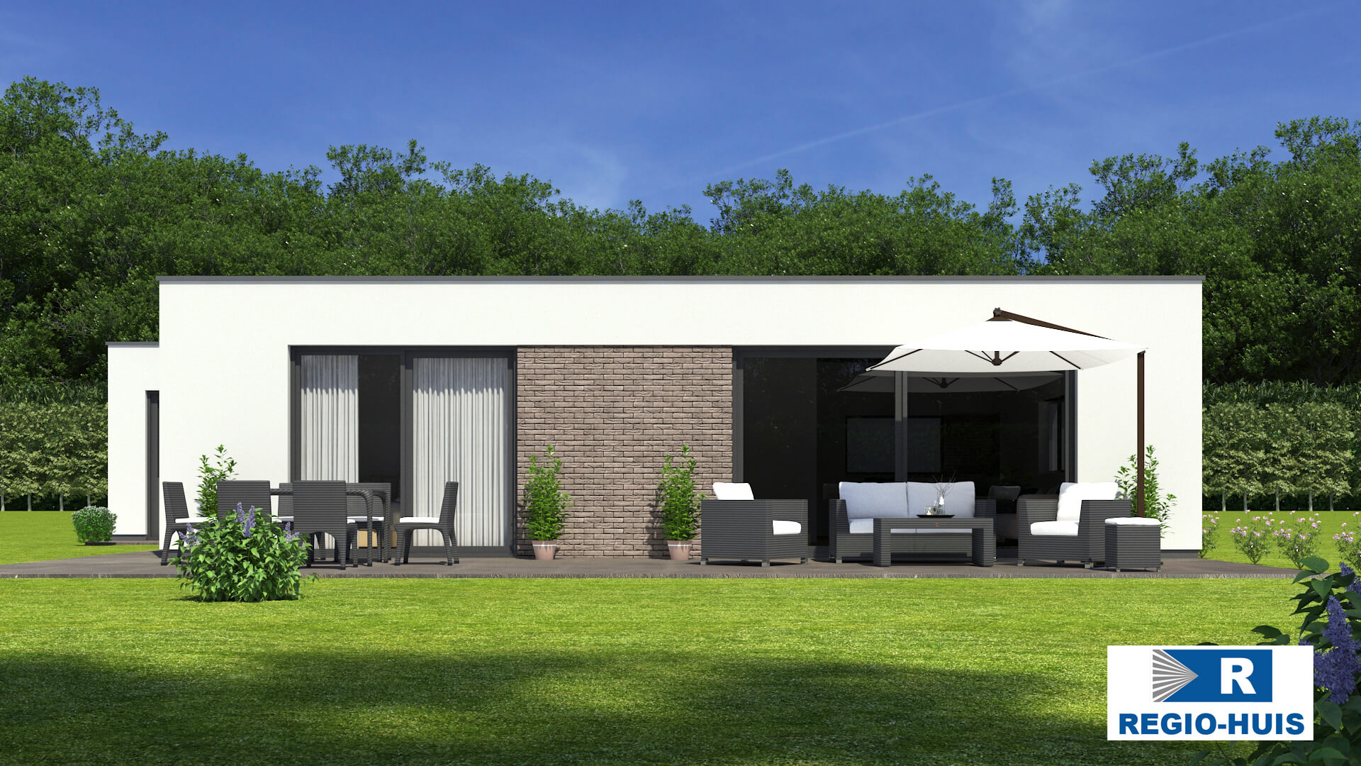 Exterieur van bungalow B161 van Regio-Huis, ontworpen met staalframebouw voor duurzame en efficiënte constructie. Het moderne ontwerp toont een strak uiterlijk met grote ramen en een plat dak, ideaal voor een energiezuinige en comfortabele leefomgeving. 03