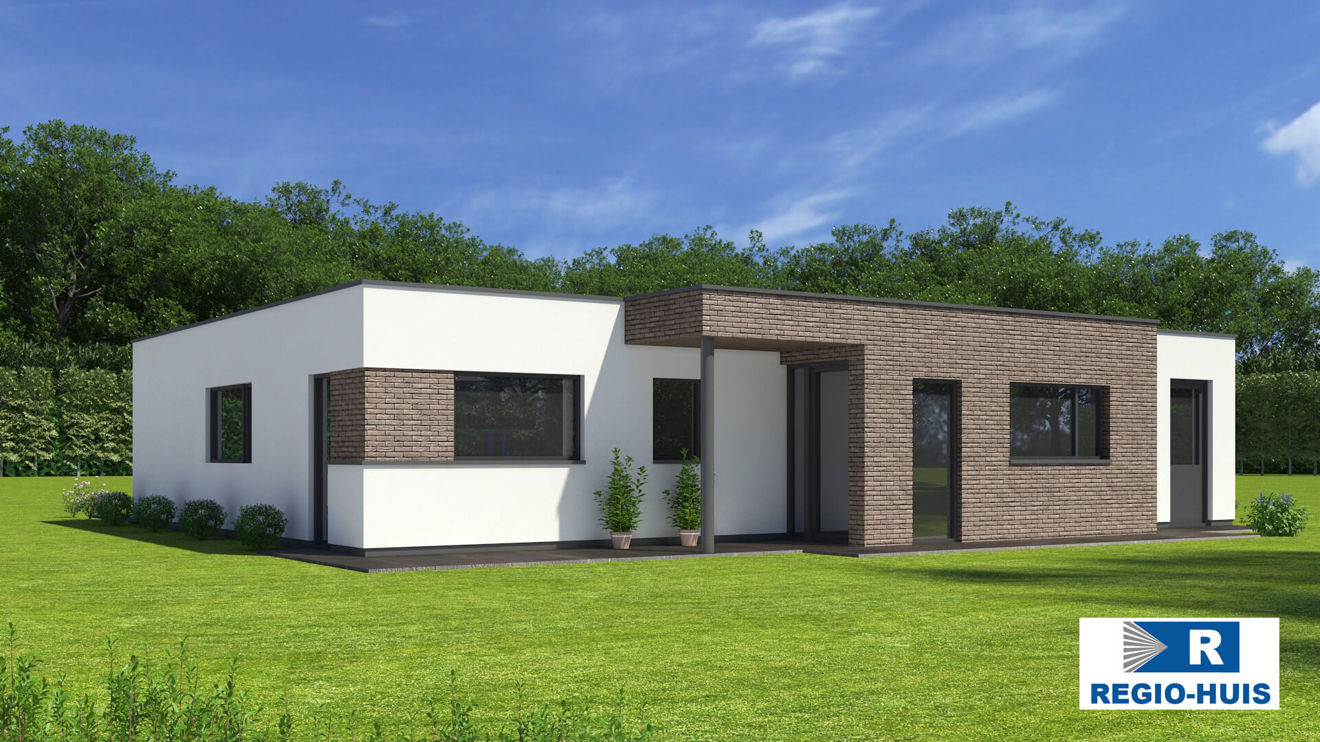 Exterieur van bungalow B161 van Regio-Huis, ontworpen met staalframebouw voor duurzame en efficiënte constructie. Het moderne ontwerp toont een strak uiterlijk met grote ramen en een plat dak, ideaal voor een energiezuinige en comfortabele leefomgeving. 04