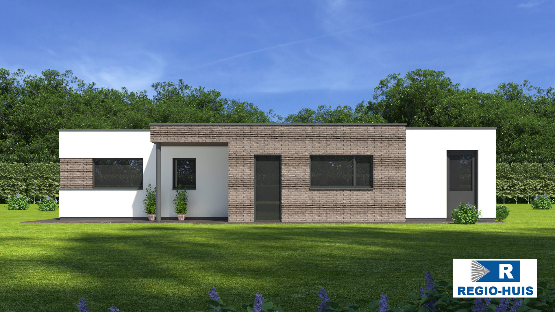 Exterieur van bungalow B161 van Regio-Huis, ontworpen met staalframebouw voor duurzame en efficiënte constructie. Het moderne ontwerp toont een strak uiterlijk met grote ramen en een plat dak, ideaal voor een energiezuinige en comfortabele leefomgeving. 05
